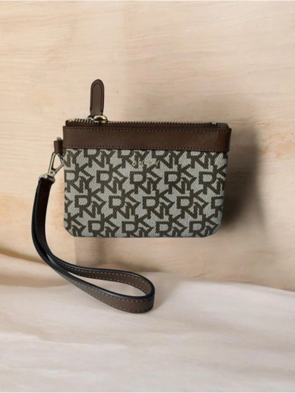 DKNY Bryant Logo Wristlet Women’s Zip Wallet Brown / Beige NWT $48